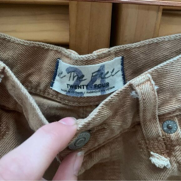 We The Free Tan Distressed High Rise Shorts size 24 - Picture 2 of 4